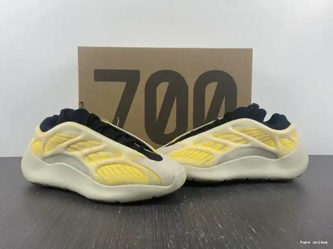 hype Adidas HP5425 Safflower Mono 700 Yeezy V3 0509